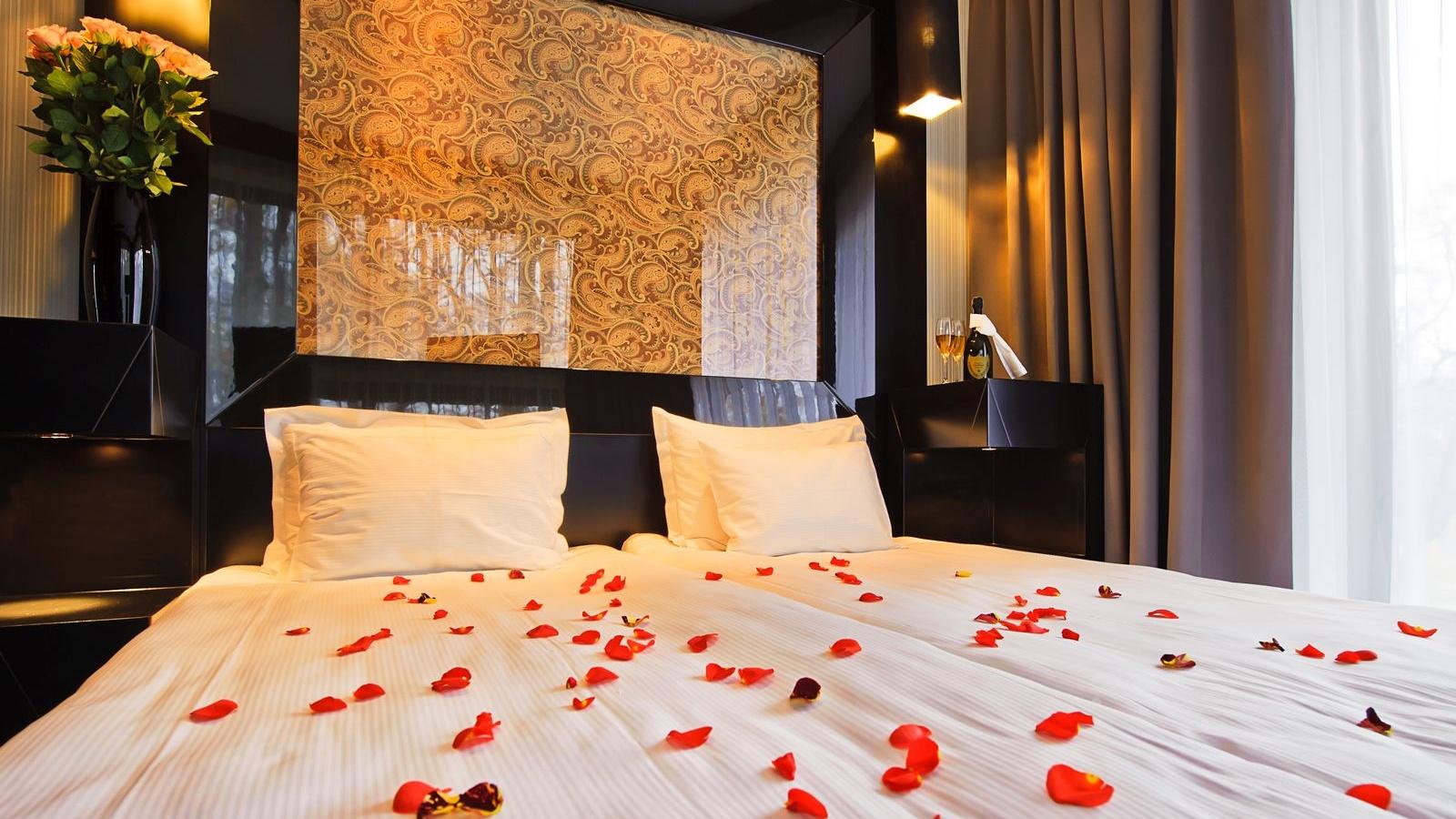 Platinum Palace Boutique Hotel & Spa Wroclaw Exterior photo A bed with rose petals