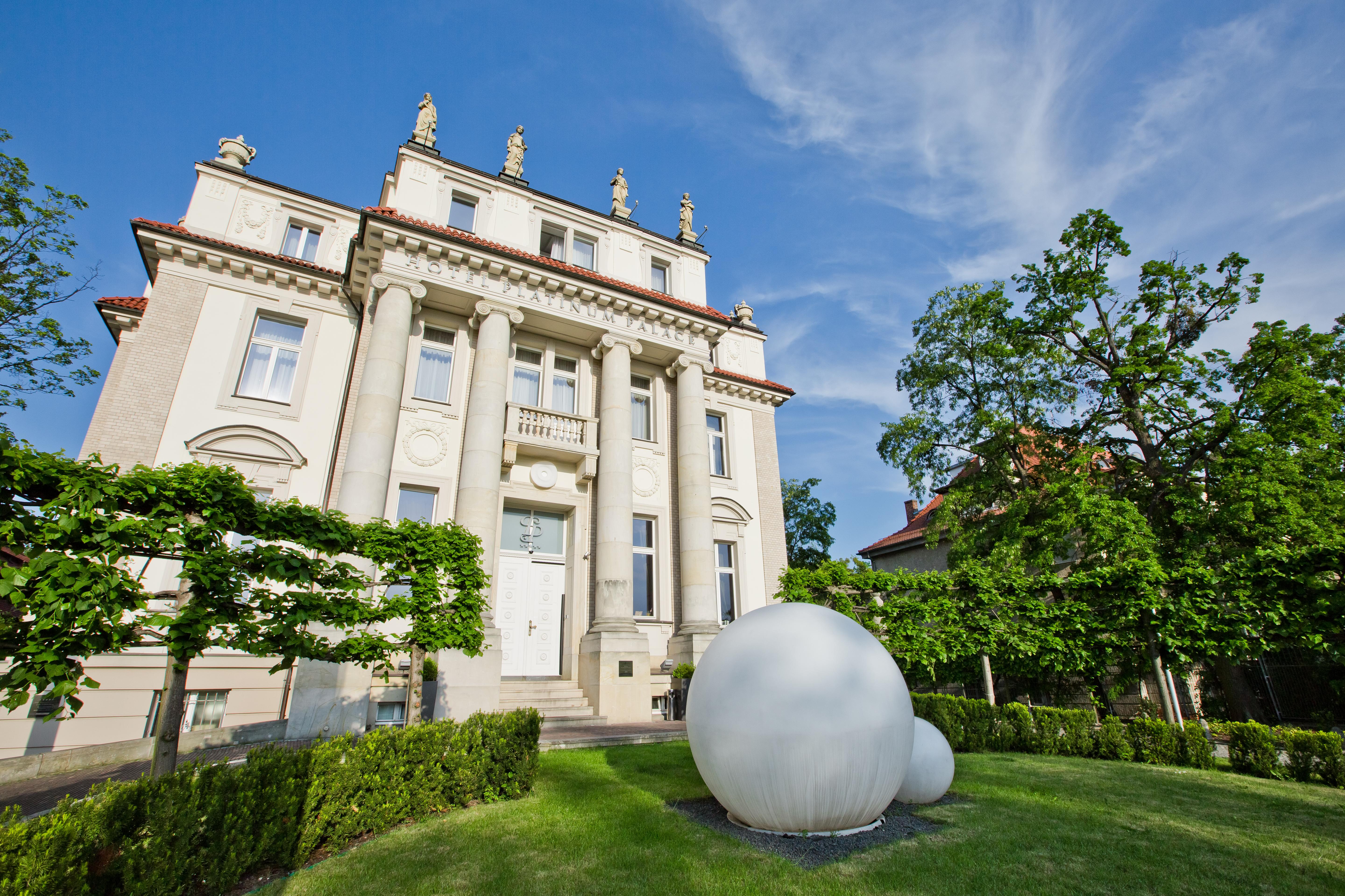 Platinum Palace Boutique Hotel & Spa Wroclaw Exterior photo The main building of the university