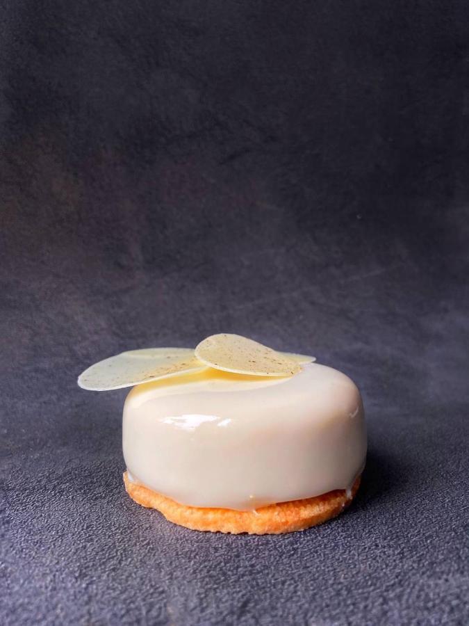 Platinum Palace Boutique Hotel & Spa Wroclaw Exterior photo A lemon tart