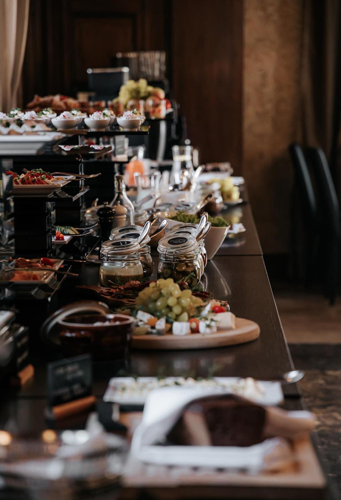 Platinum Palace Boutique Hotel & Spa Wroclaw Exterior photo A buffet at a restaurant