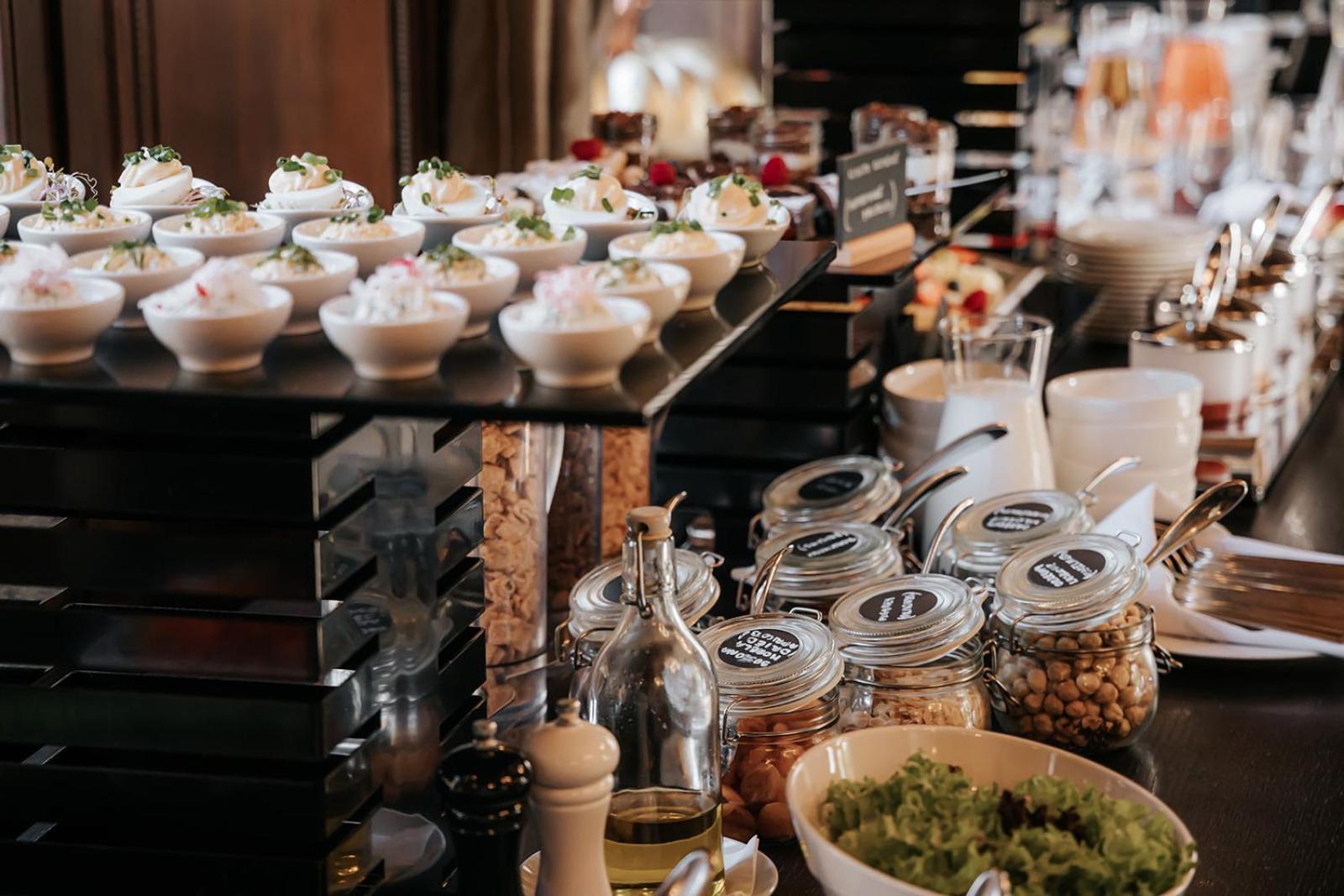 Platinum Palace Boutique Hotel & Spa Wroclaw Exterior photo A buffet at a restaurant