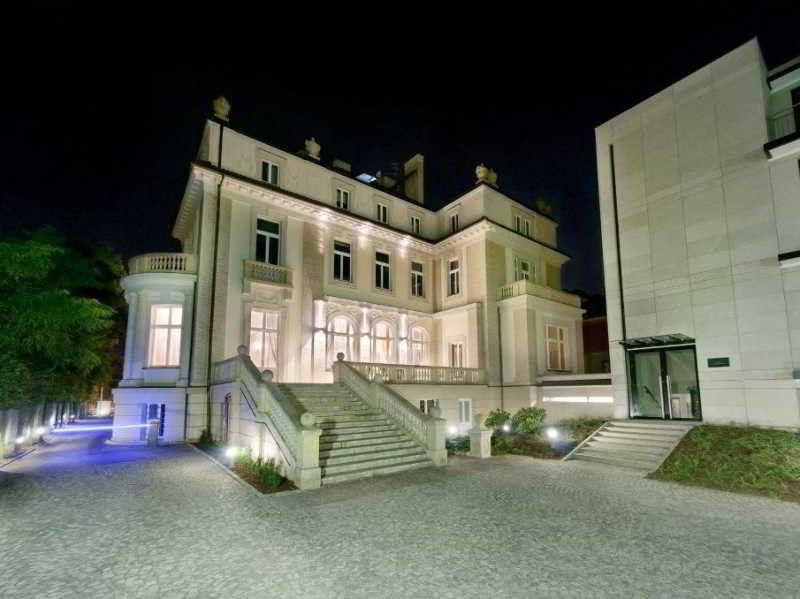 Platinum Palace Boutique Hotel & Spa Wroclaw Exterior photo The museum at night