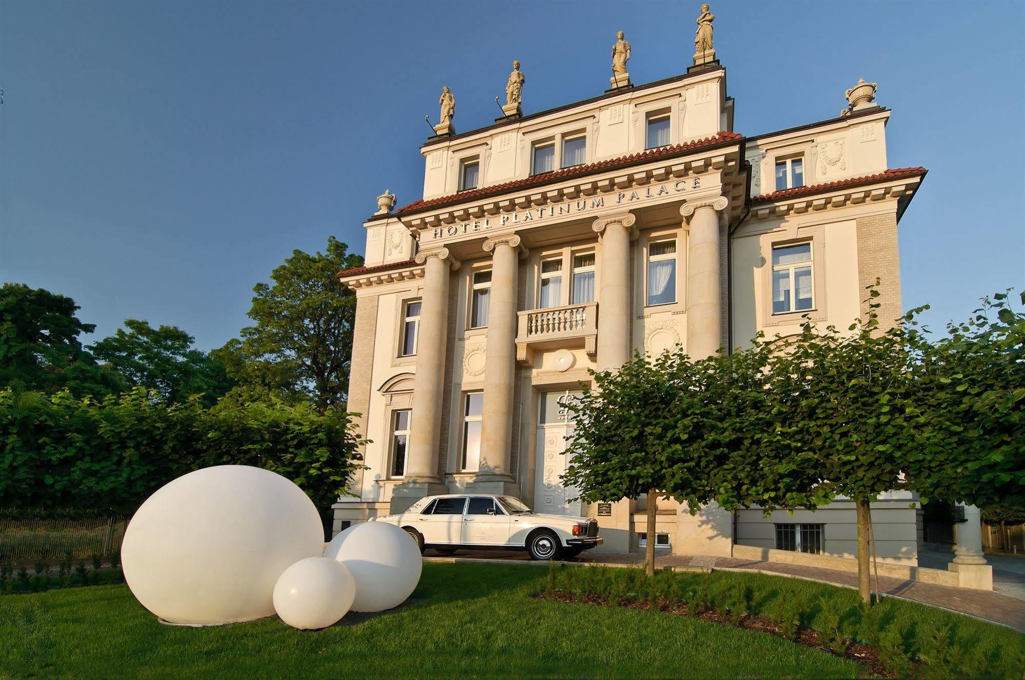 Platinum Palace Boutique Hotel & Spa Wroclaw Exterior photo The main building of the Academy