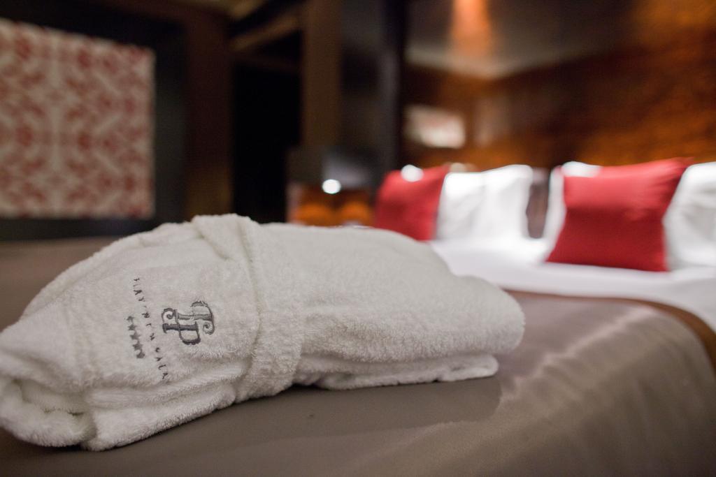 Platinum Palace Boutique Hotel & Spa Wroclaw Exterior photo A folded bathrobe